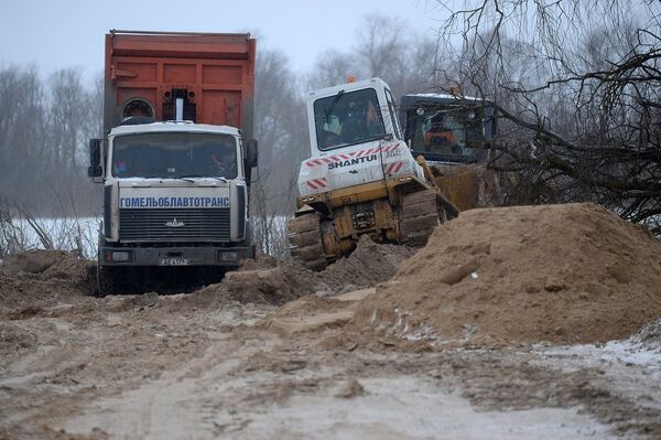 Со стороны Турова дорогу уже насыпали - Sputnik Беларусь