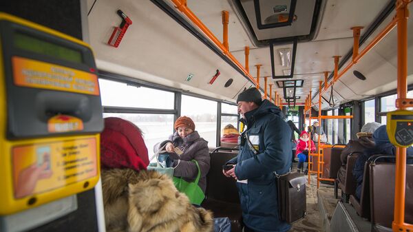 Контролер в автобусе - Sputnik Беларусь