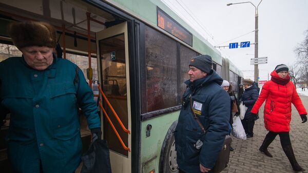 Контролер у входа в троллейбус - Sputnik Беларусь