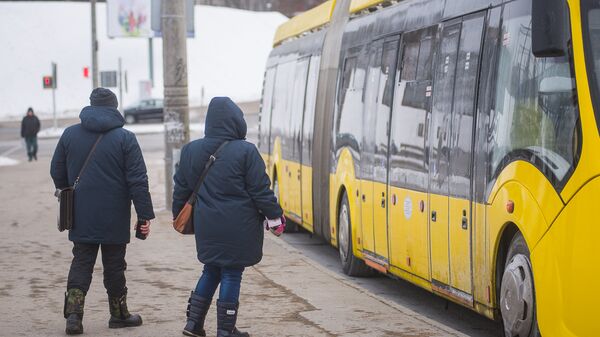 На остановке общественного транспорта, архивное фото - Sputnik Беларусь