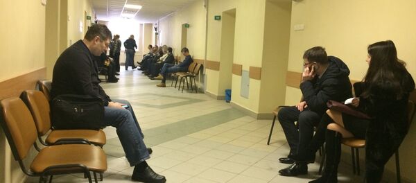 Посетителям поликлиники не привыкать часами сидеть в очередях - Sputnik Беларусь