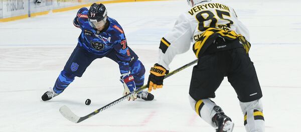 Игрок СКА Антон Белов и игрок Северстали Максим Верёвкин (справа) - Sputnik Беларусь