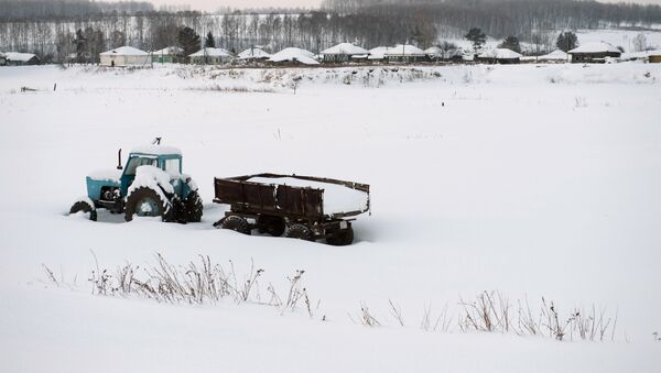 Поле и трактор под снегом, архивное фото - Sputnik Беларусь