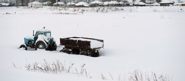 Поле и трактор под снегом, архивное фото - Sputnik Беларусь