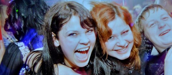 Бобруйская юность у Рыбки была боевой: Настя с Ольгой в клубе - Sputnik Беларусь