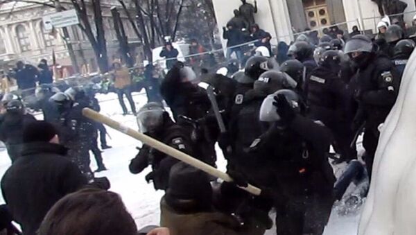 Столкновения произошли между полицией и протестующими у здания Верховной Рады в Киеве - Sputnik Беларусь