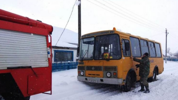 Спасатели вытащили из снега школьный автобус с детьми - Sputnik Беларусь