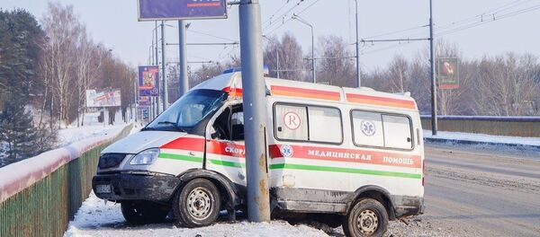 Во время движения у автомобиля скорой помощи лопнуло колесо - Sputnik Беларусь