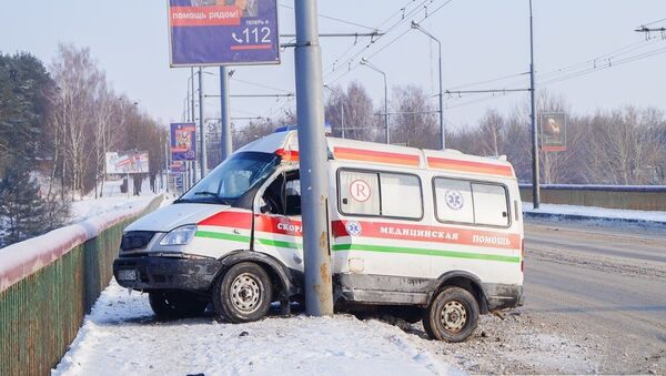 Во время движения у автомобиля скорой помощи лопнуло колесо - Sputnik Беларусь