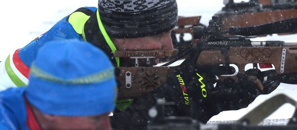 На втором огневом рубеже у Николая Лукашенко возникла проблема с винтовкой, но ему все же удалось закрыть все мишени На втором огневом рубеже у Николая Лукашенко возникла проблема с винтовкой, но ему все же удалось закрыть все мишени - Sputnik Беларусь