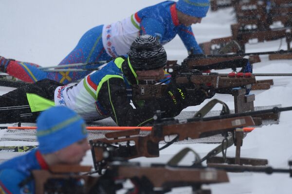 Николай Лукашенко показал отличную стрельбу в финале республиканских соревнований среди детей и подростков по биатлону Снежный снайпер - Sputnik Беларусь