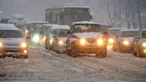 Аўтамабілі падчас снегападу - Sputnik Беларусь