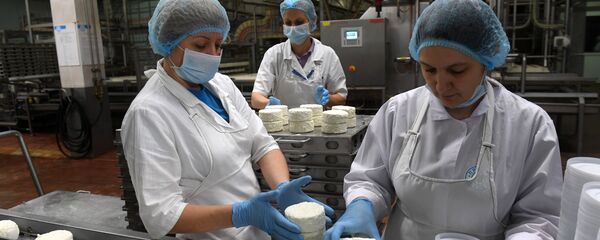 Производство творога, архивное фото Производство творога, архивное фото - Sputnik Беларусь