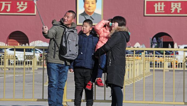 Семья фотографируется у портрета Мао Цзэдуна - Sputnik Беларусь