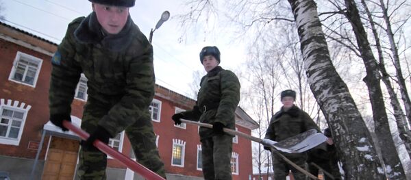 Военнослужащие убирают снег, архивное фото - Sputnik Беларусь