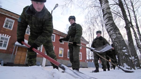 Военнослужащие убирают снег, архивное фото - Sputnik Беларусь