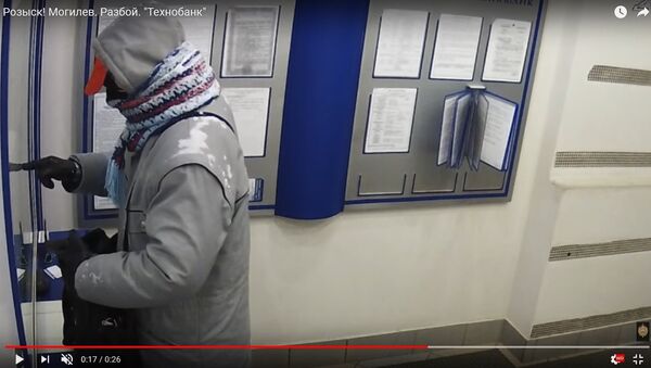 УВД показало видео с подозреваемым в ограблении обменника в Могилеве - Sputnik Беларусь