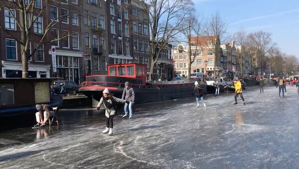 Жители катаются на коньках по каналам Амстердама - Sputnik Беларусь