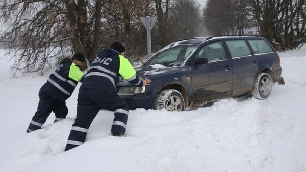 Сотрудники ГАИ помогают водителям на заснеженной дороге - Sputnik Беларусь