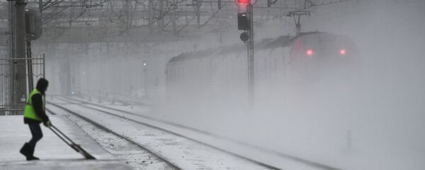 Уборка снега на платформе, архивное фото - Sputnik Беларусь