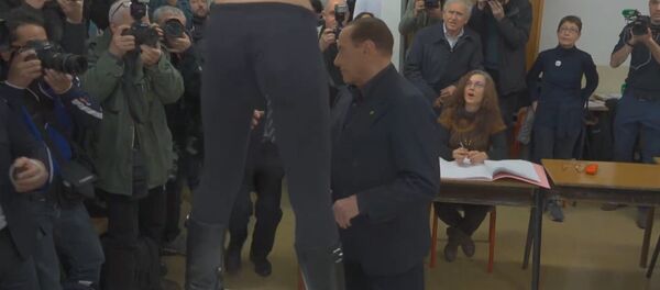 Активистка FEMEN атаковала Берлускони - Sputnik Беларусь