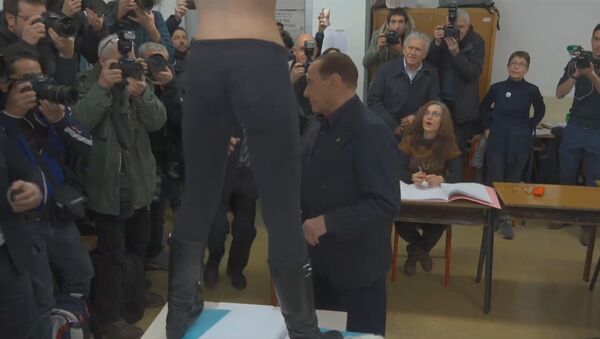 Активистка FEMEN атаковала Берлускони - Sputnik Беларусь