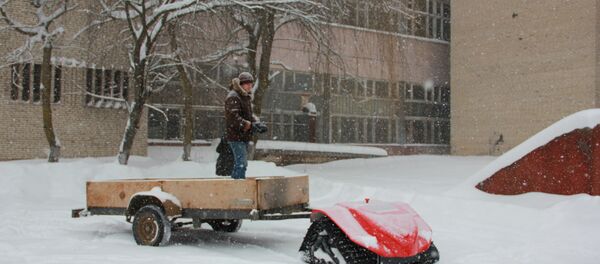 Маленький коммунальный робот работает как танк Маленький коммунальный робот работает как танк - Sputnik Беларусь