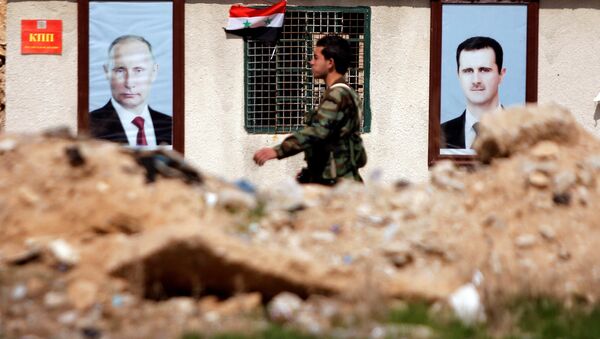 Сирийский солдат на фоне портретов Владимира Путина и Башара Асада в Восточной Гуте, в Дамаске - Sputnik Беларусь