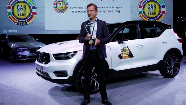 Глава Volvo Хакан Самуэльссон и автомобиль года - XC40 - Sputnik Беларусь