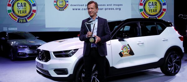 Глава Volvo Хакан Самуэльссон и автомобиль года - XC40 - Sputnik Беларусь
