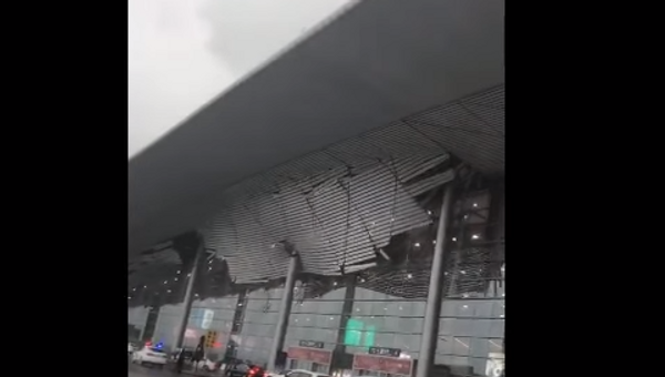 Ветер сдул крышу с терминала аэропорта в Китае - Sputnik Беларусь