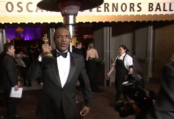 Терри Брайант, обвиняемый в краже статуэтки, попал на видео Reuters, по которому его и вычислили - Sputnik Беларусь