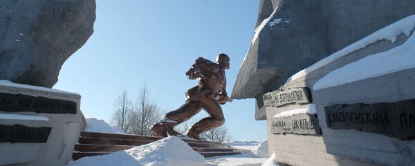 Цэнтральная фігура комплексу - бронзавы партызан, паводле задумы стваральнікаў мемарыяла павінна была чытацца з усіх бакоў Цэнтральная фігура комплексу - бронзавы партызан, паводле задумы стваральнікаў мемарыяла павінна была чытацца з усіх бакоў - Sputnik Беларусь