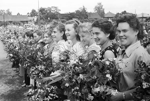 Девушки с цветами провожают в армию новобранцев, БССР, 1960 год. - Sputnik Беларусь