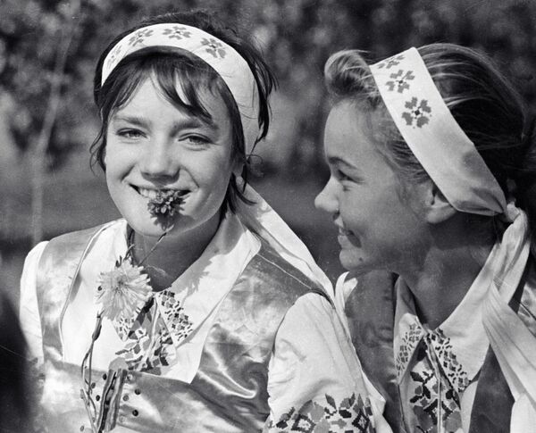 Девушки колхоза Красная звезда Брестской области на празднике урожая, 1966 год. - Sputnik Беларусь