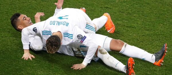 Игроки мадридского Реала Каземиро и Криштиану Роналду празднуют гол Игроки мадридского Реала Каземиро и Криштиану Роналду празднуют гол - Sputnik Беларусь