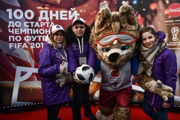 Волонтеры во время празднования 100 дней до старта Чемпионата мира 2018 по футболу в Москве - Sputnik Беларусь