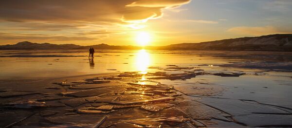 Люди на льду озера, архивное фото Люди на льду озера, архивное фото - Sputnik Беларусь