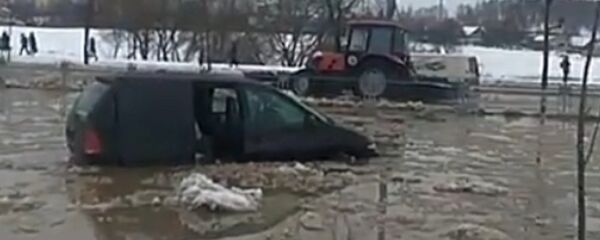 Улицу Горецкого в Минске затопило из-за прорыва трубы - Sputnik Беларусь