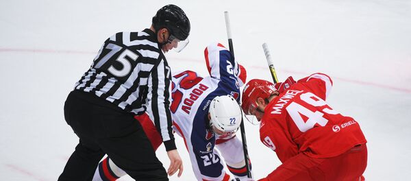 Игрок ХК Спартак Бен Максвелли игрок ПХК ЦСКА Александр Попов в матче 1/8 финала плей-офф Кубка Гагарина Континентальной хоккейной лиги между ХК Спартак (Москва) и ПХК ЦСКА (Москва). - Sputnik Беларусь