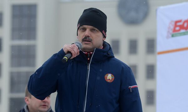 Министр спорта Сергей Ковальчук напутствовал девушек перед забегом - Sputnik Беларусь
