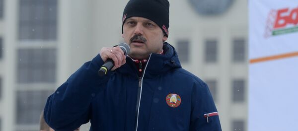 Министр спорта Сергей Ковальчук напутствовал девушек перед забегом Министр спорта Сергей Ковальчук напутствовал девушек перед забегом - Sputnik Беларусь