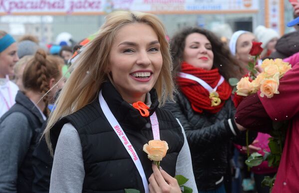 На финише спортивных красавиц ждали памятные медали и, конечно, же цветы. - Sputnik Беларусь
