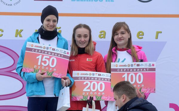 Победительниц забега также ждали денежные сертификаты. - Sputnik Беларусь