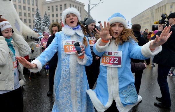 Девушки в свой праздник все равно остались девушками даже на время забега. Многие из них примерили на себя забавные образы. - Sputnik Беларусь