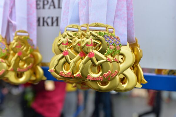 Так выглядели памятные медали, которые получили все красавицы-бегуньи - Sputnik Беларусь