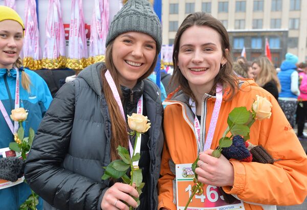 Девушки были счастливы получить и медали и цветы, которых благо хватило на всех. - Sputnik Беларусь