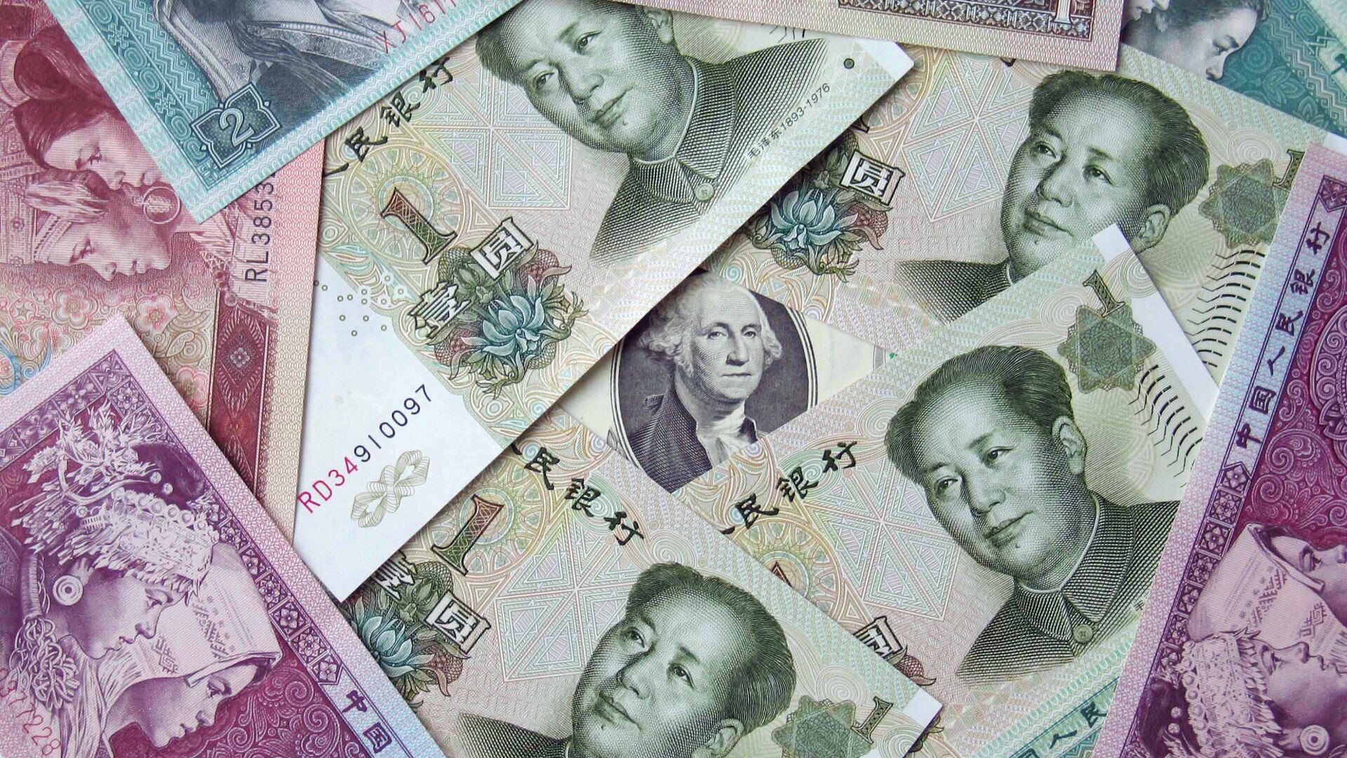 Китайские юани и 100 долларов, архивное фото - Sputnik Беларусь, 1920, 13.07.2022