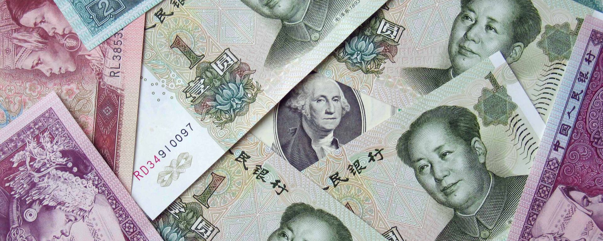 Китайские юани и 100 долларов, архивное фото - Sputnik Беларусь, 1920, 08.05.2021
