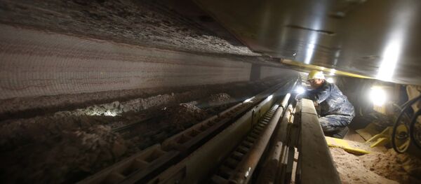 Шахтер работает на комбайне по добыче руды в лаве на руднике 4-го рудоуправления производителя калийных минеральных удобрений ОАО Беларуськалий Шахтер работает на комбайне по добыче руды в лаве на руднике 4-го рудоуправления производителя калийных минеральных удобрений ОАО Беларуськалий - Sputnik Беларусь